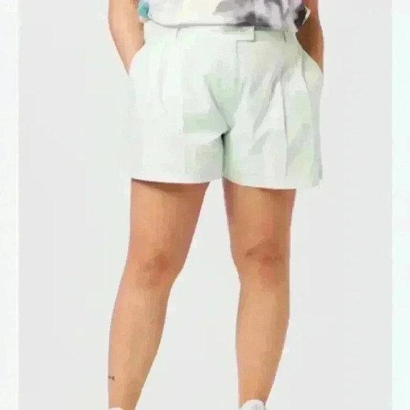 New Reebok Classics Loose fit Pants XL 'CL WOMENS TREND SHORT' in Light Sage - Picture 1 of 15